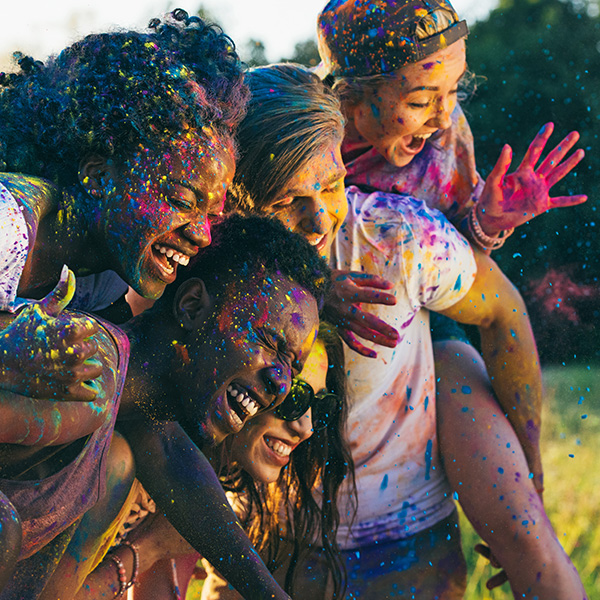 Friends-having-fun-at-a-colour-run