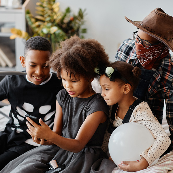 Kids-with-halloween-costumes