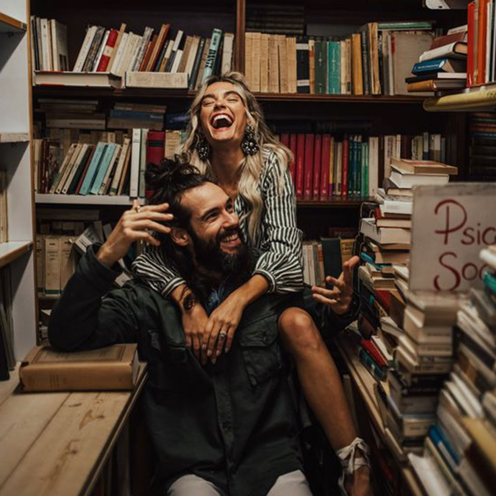Couple-laughing-between-books