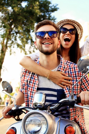 Couple-driving-on-a-scooter-having-fun