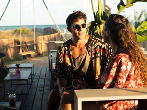 Couple-at-a-relaxed-restaurant